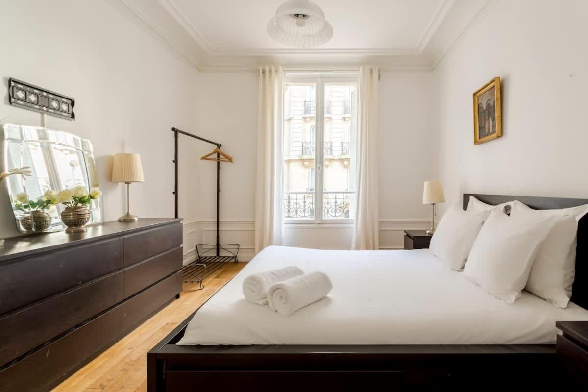 Chic Parisian Trocadero & Eiffel Tower Apartment *