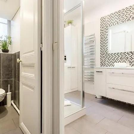 Chic Parisian Trocadero & Eiffel Tower Apartment Paris