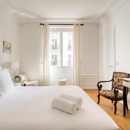 Chic Parisian Trocadero & Eiffel Tower Apartment *